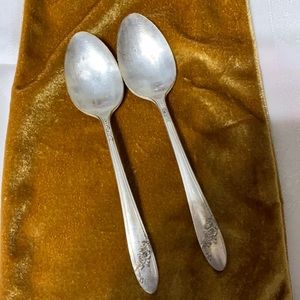 Vintage ONEIDA Tudor Antique US Silver-PlatedSpoon